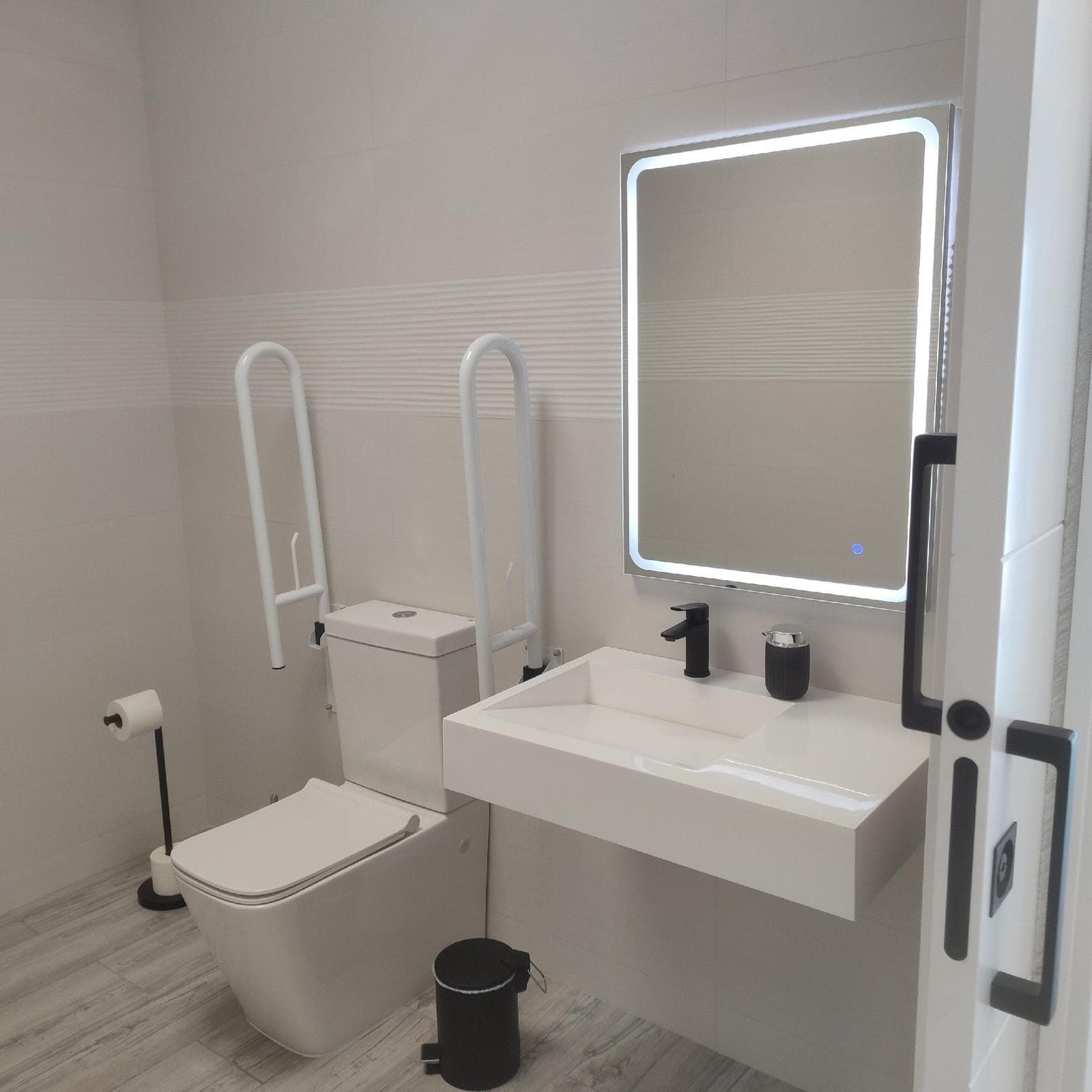 Bany adaptat i accessible per a cadira de rodes