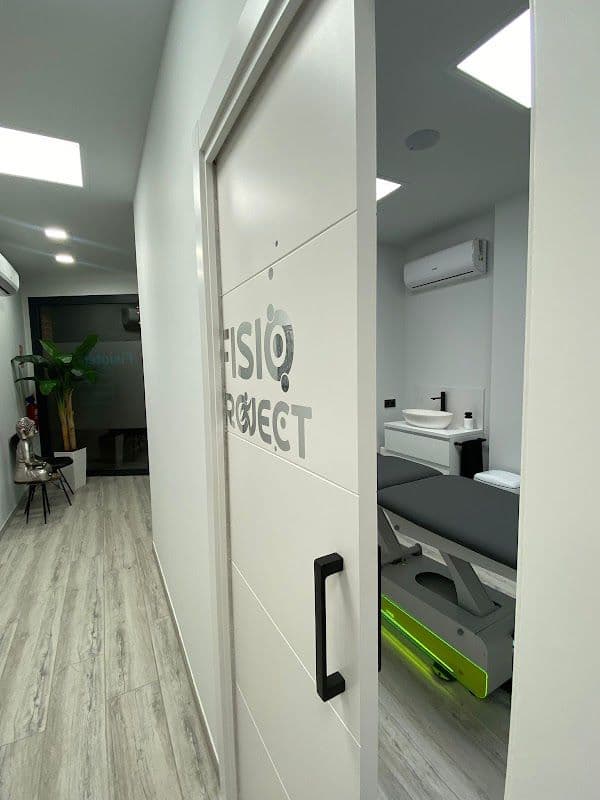 Façana exterior de FisioProject Mollerussa de nit