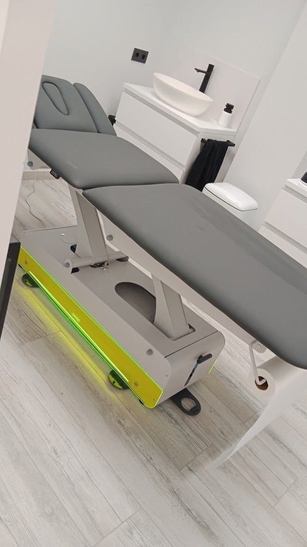 Fisioterapeuta de FisioProject tractant un pacient a Mollerussa