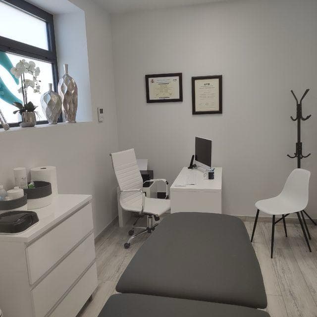 Consulta de fisioteràpia amb titulacions a la vista